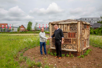 Bij vriendelijk TVH bouwt mega insectenhotel