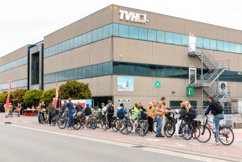 TVH deelt 150 koffiekoeken uit om te wijzen op gevaren op de weg